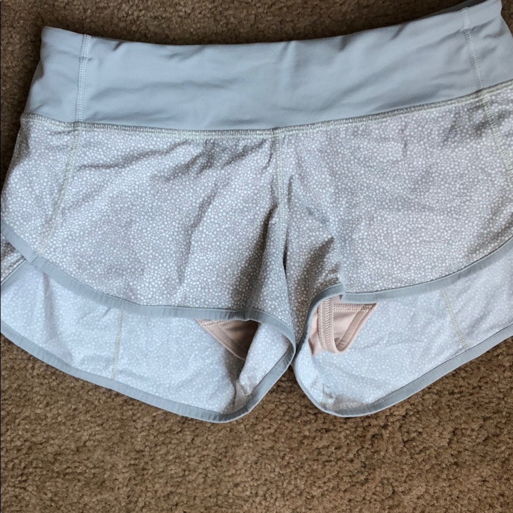 Adorable daisy patterned LULULEMON shorts 🌼